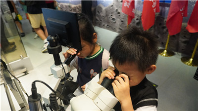 小学生体验显微镜