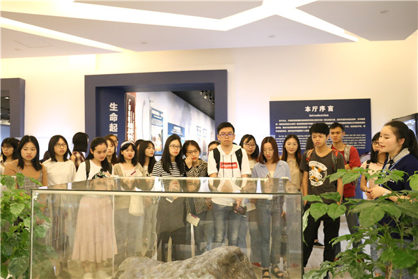 广西师范大学历史文化与旅游学院同学参观地质博物馆（王文湘拍摄）