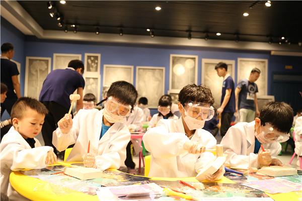 桂林市二附实验小学学生在地质博物馆做地球科学实验1（王文湘拍摄）