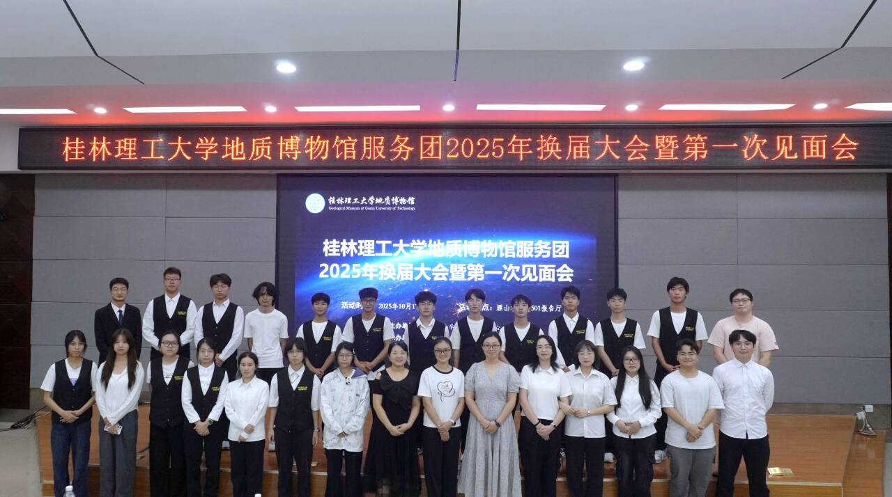 新媒体部成员合影