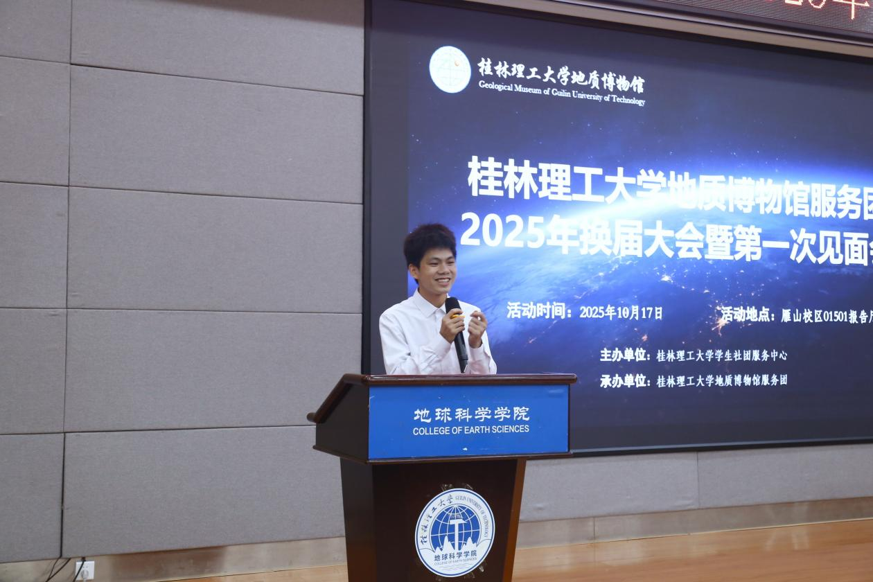 第九届服务团副团长韦振南发言