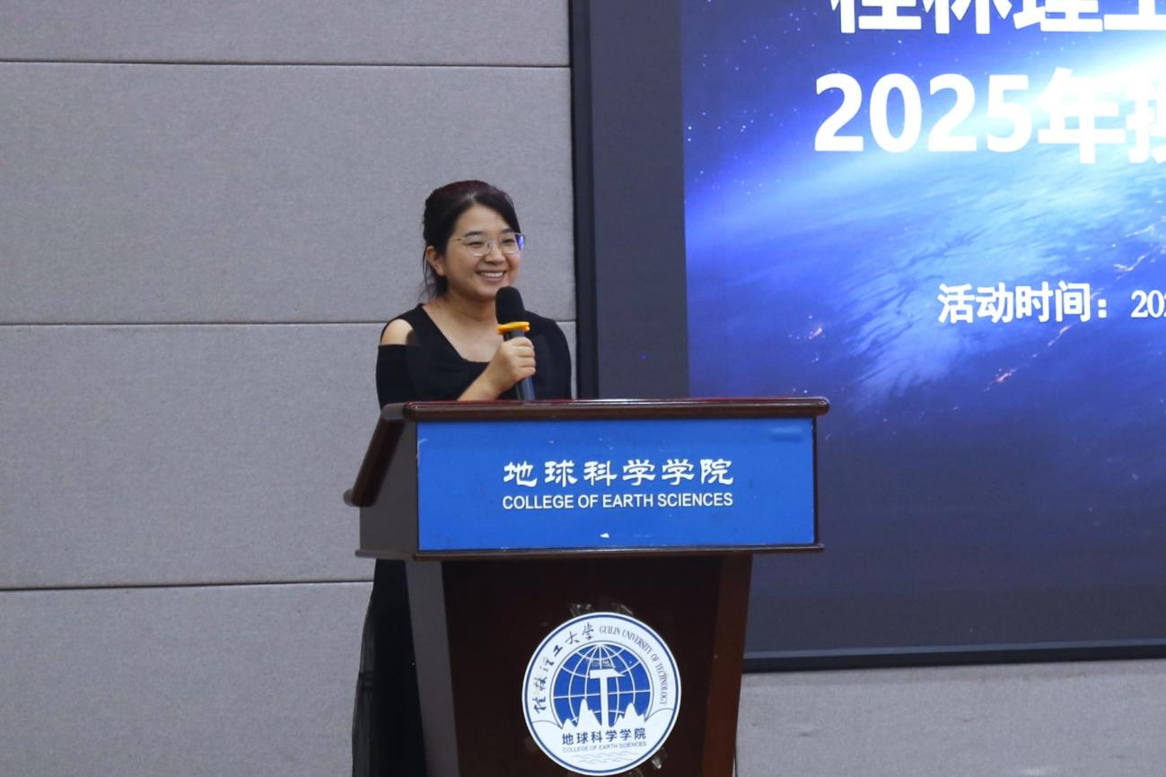 服务团指导老师代表张佳莉发言