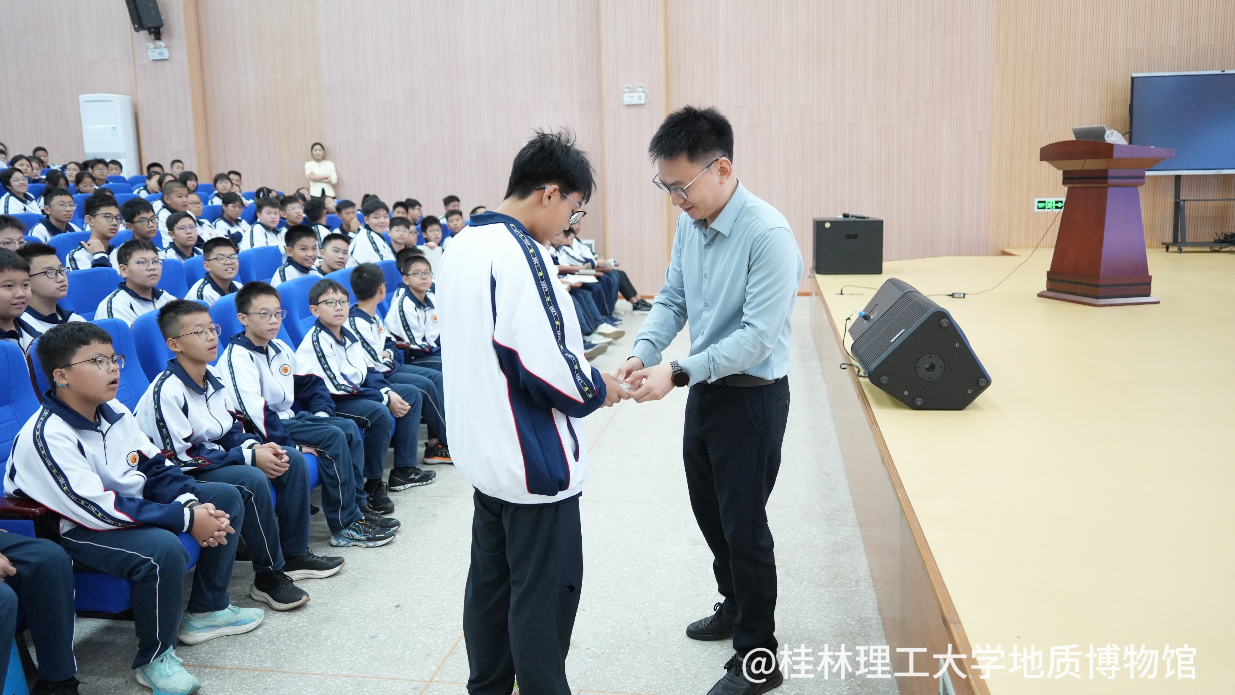 为积极回答问题的同学赠送陨石小礼品