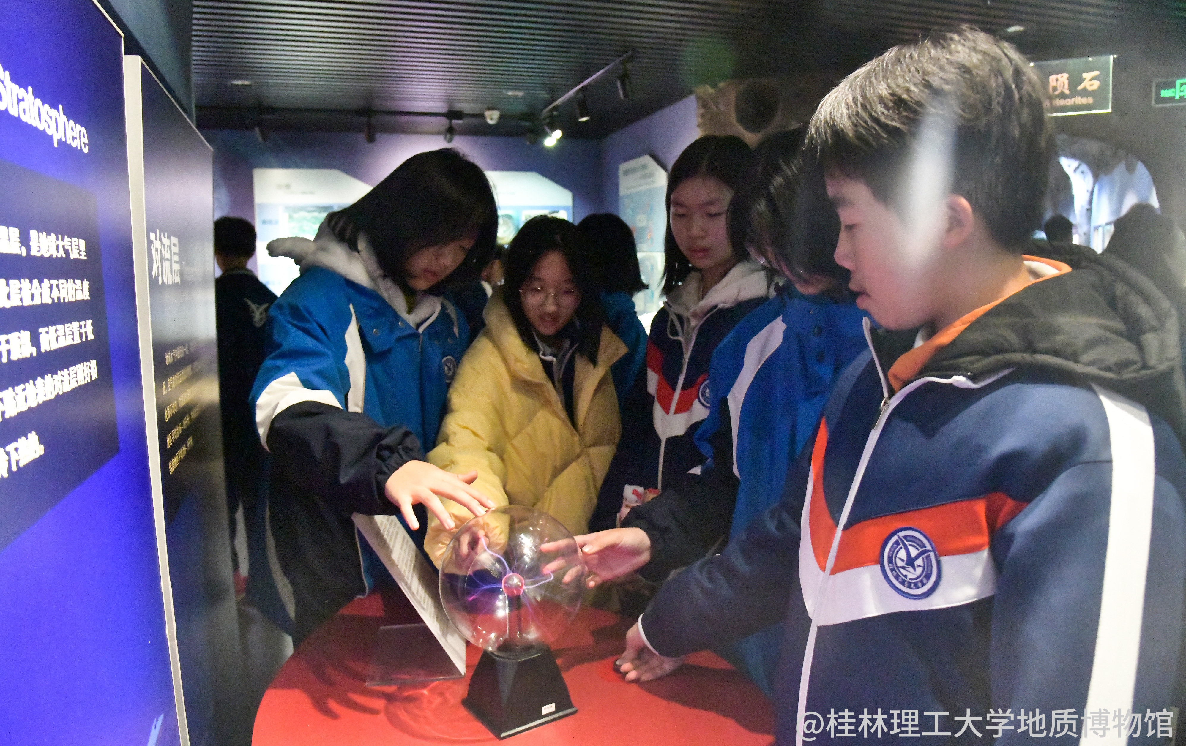 同学们体验静电等离子球