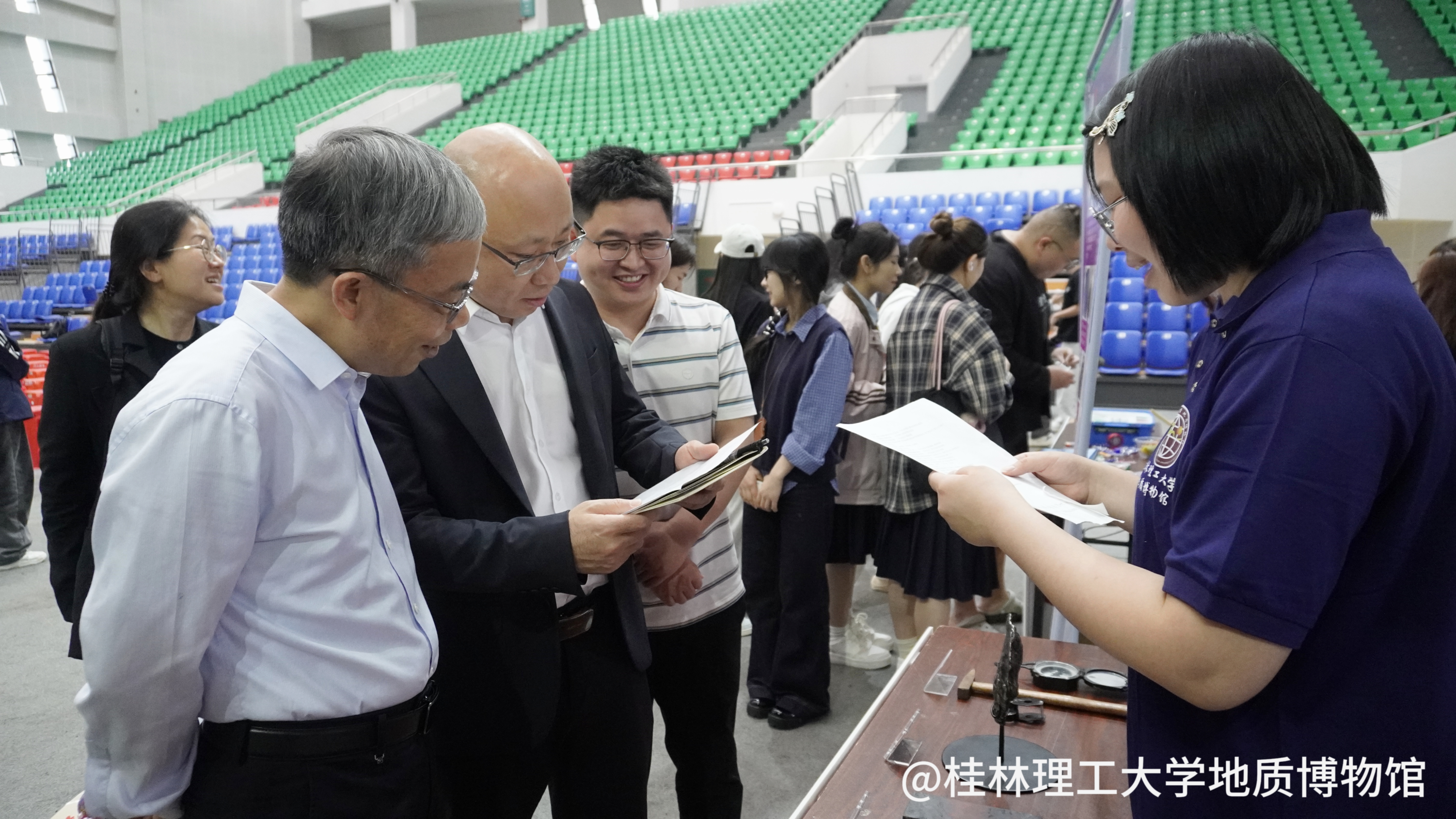 与会领导参观我馆展区