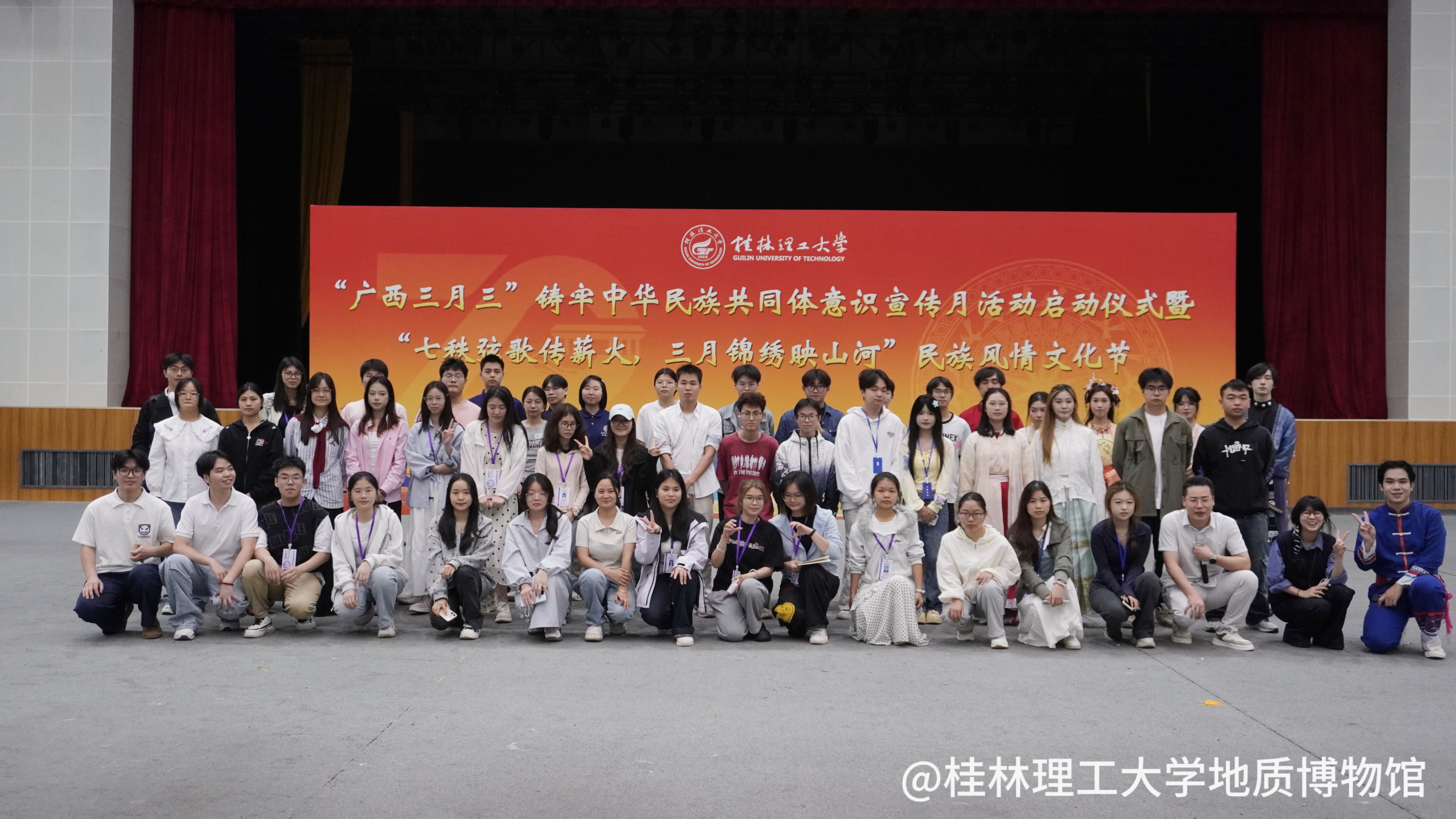 活动工作人员合影留念