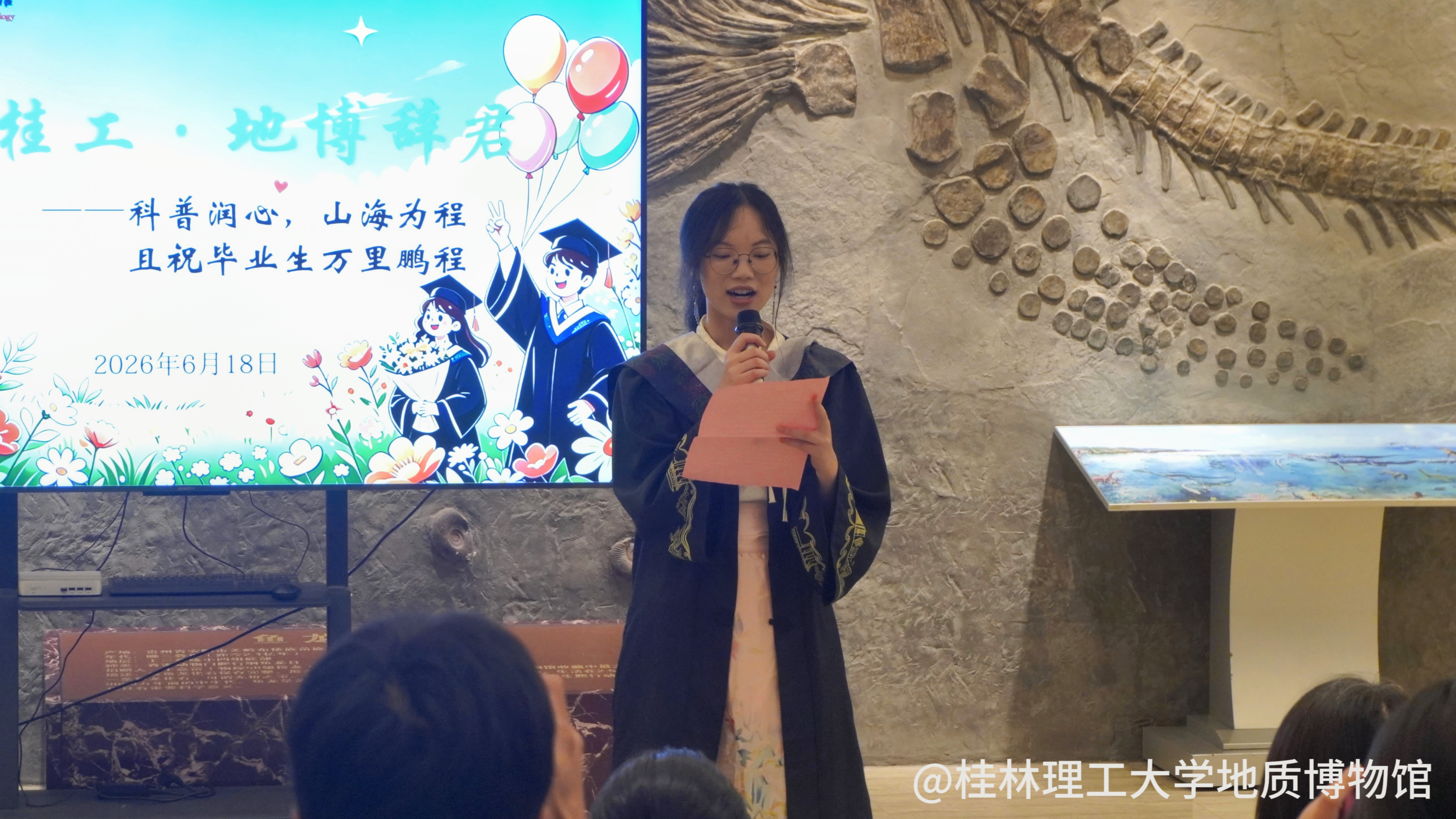 毕业生代表上台发言